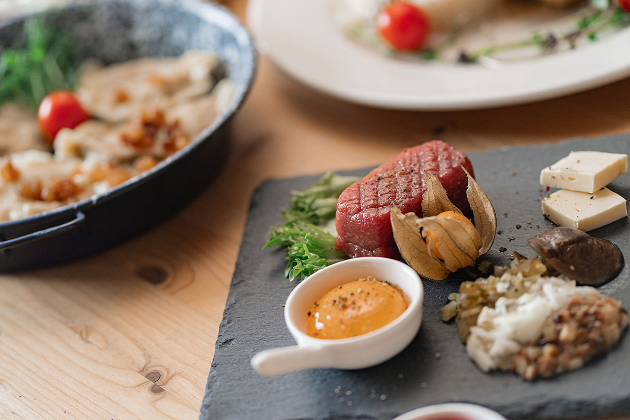 Stół zastawiony daniami w restauracji Trzy Kaczki
