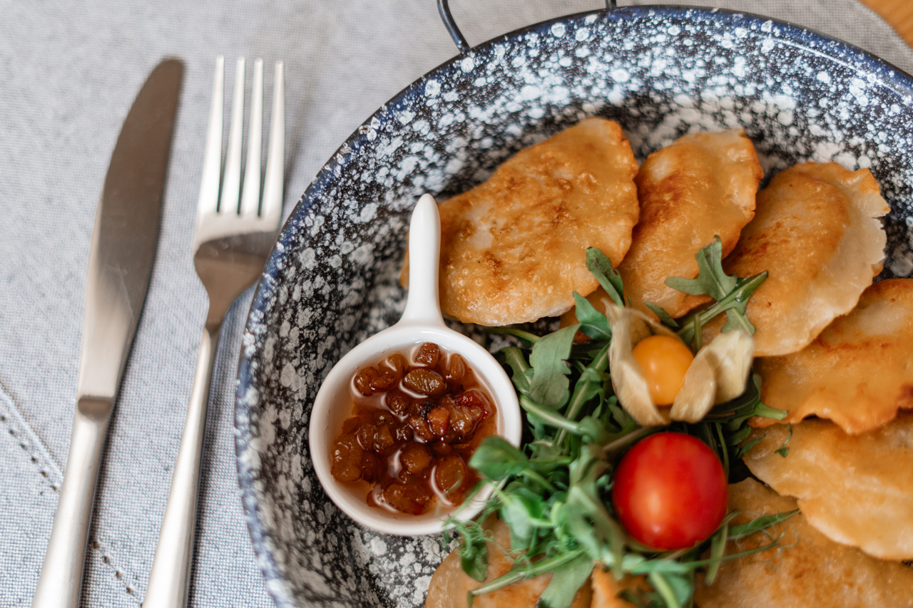 Kucharz przygotowujący danie w kuchni restauracji