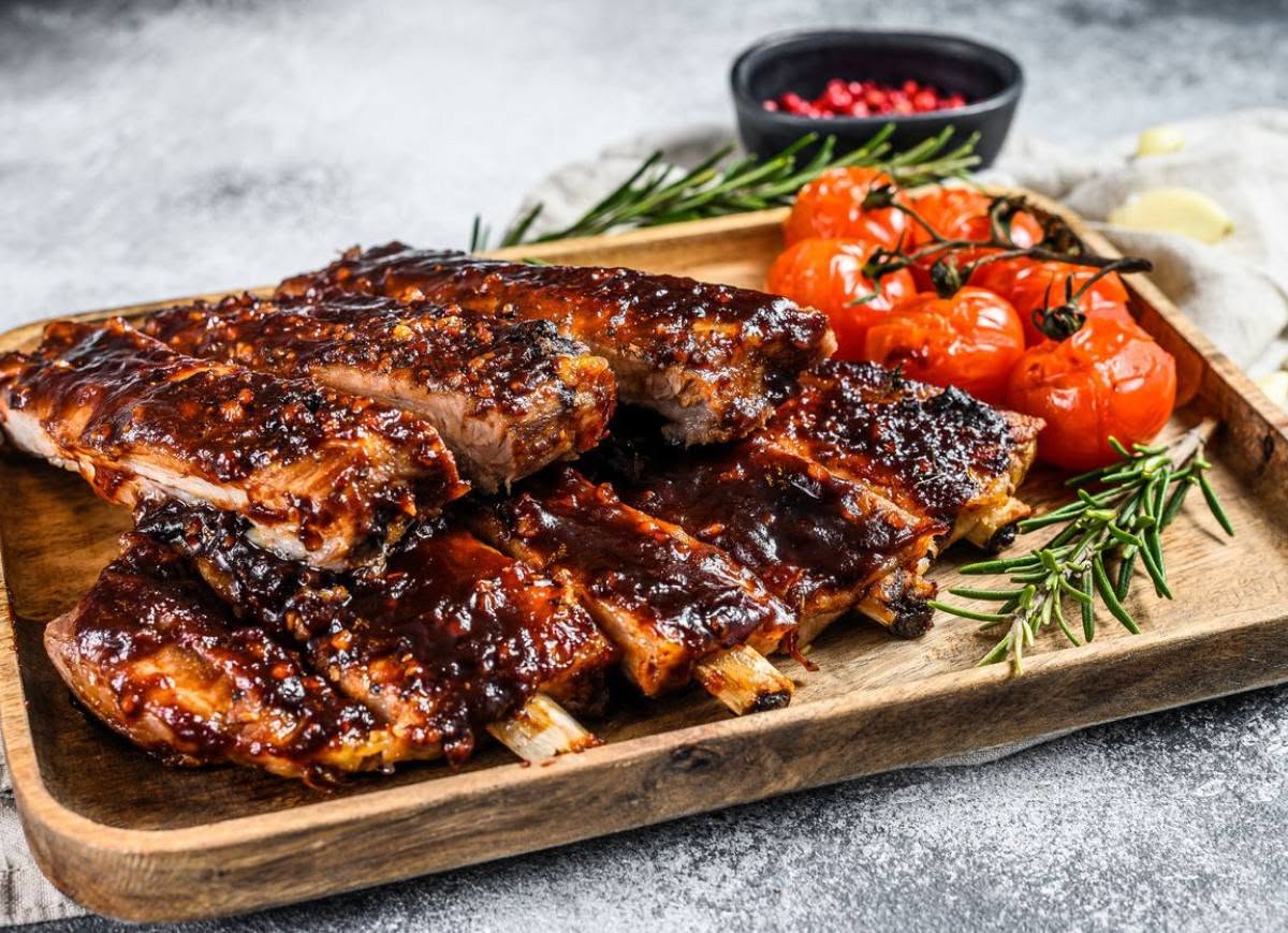 Żeberka w sosie barbecue z pieczonymi pomidorkami