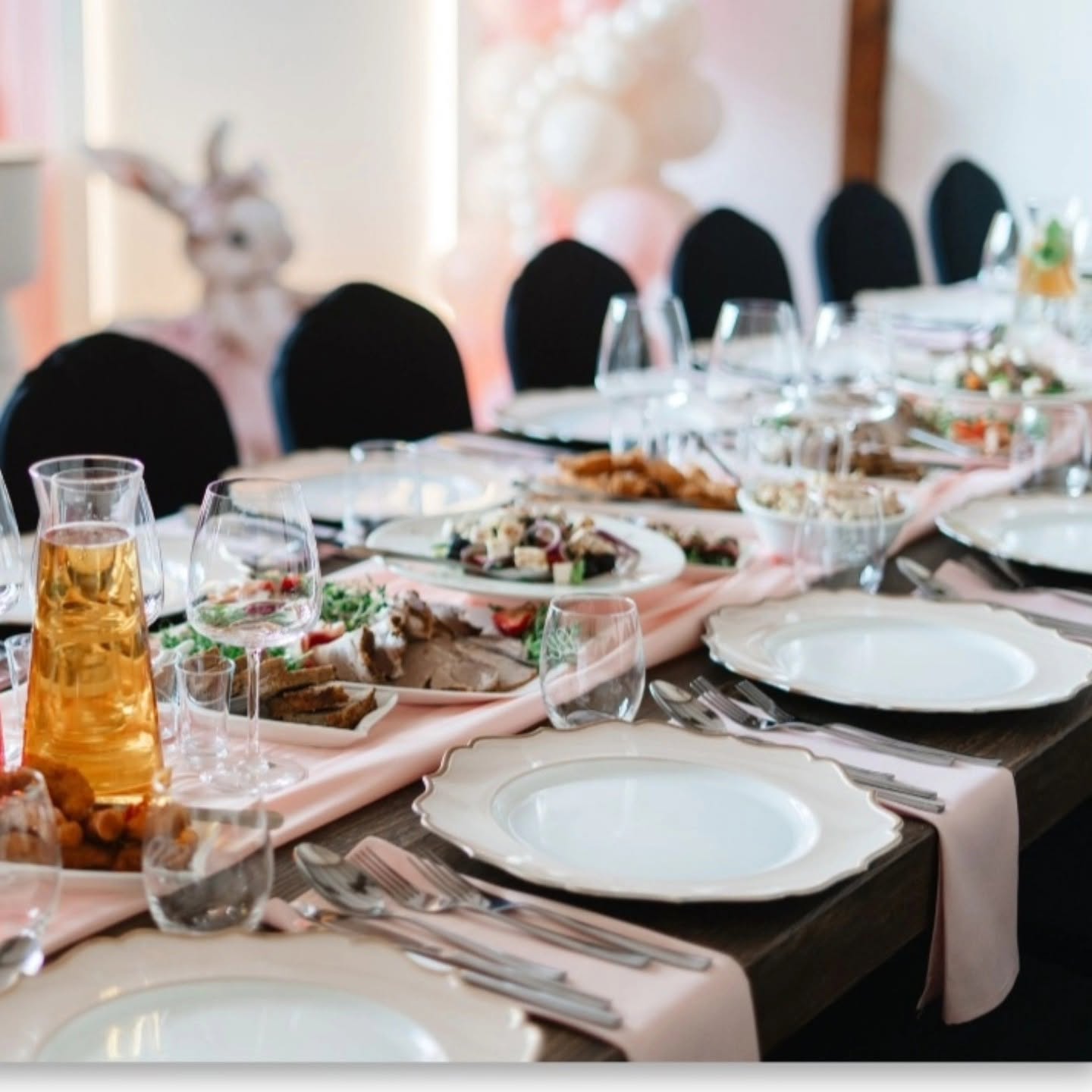 Stół nakryty do rodzinnego przyjęcia w Restauracji Trzy Kaczki